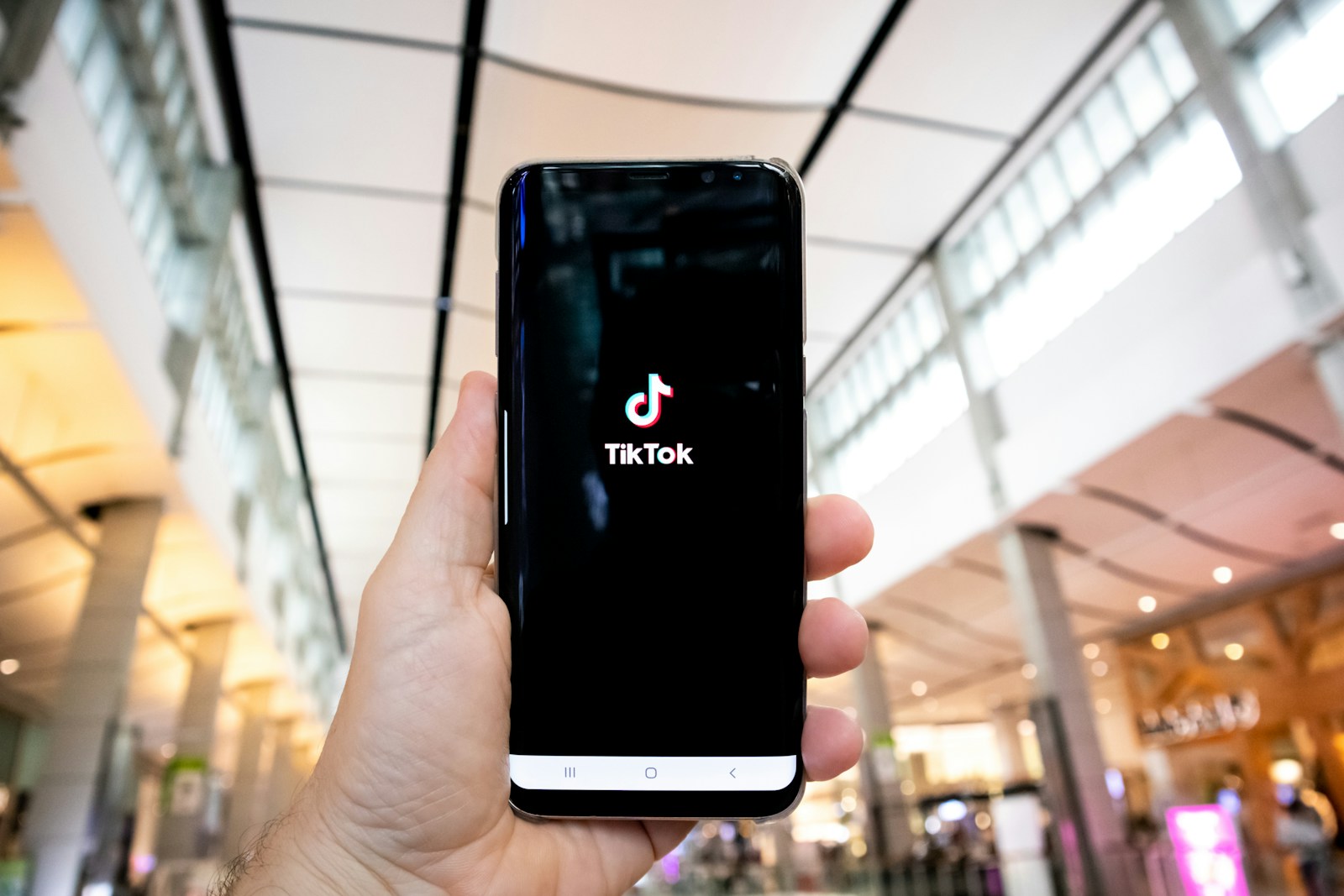 Curtidas no TikTok: 5 Erros Que Impedem Seus Vídeos de Bombar em 2026